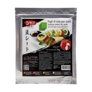 foto a sfondo bianco con i fogli di soia colorati per sushi