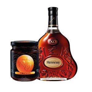 foto a sfondo bianco con la salsa ai gamberetti