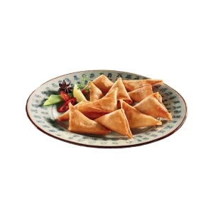 foto a sfondo bianco con samosas