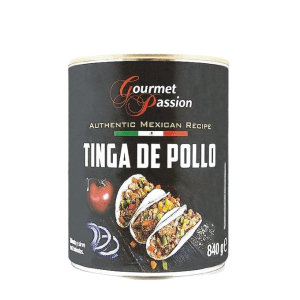 foto a sfondo bianco con tinga di pollo