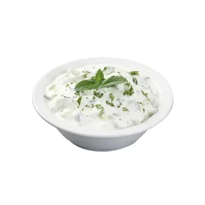 foto a sfondo bianco con tzatziki