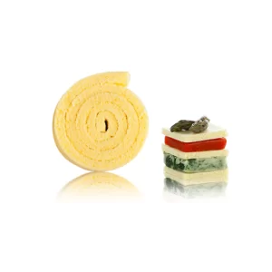 foto. asfondo bianco con pan di spagna roullè salato formaggio