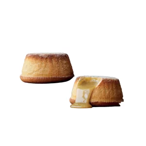 foto. asfondo bianco con il totino flan al caramello salato